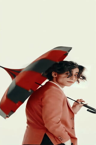 Charming Style: Aidan Gallagher's Fashion Moment ☂️✨