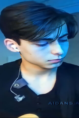 Aidan Gallagher: The Rising Star 🎤✨