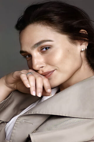 Elegance in Simplicity: A Glimpse of Gal Gadot