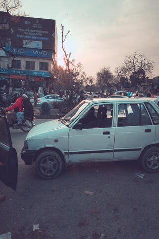 Abpara Market: A Bustling Hub of Activity 🚗🛍️