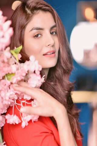 Blooming Beauty: Anveshi Jain's Floral Elegance 🌸