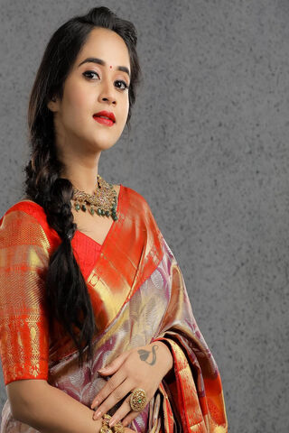 Elegance in Tradition: Deepthi Sunaina's Graceful Look