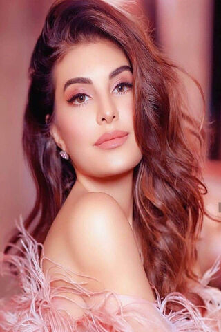 Radiant Elegance: The Allure of Jacqueline Fernandez ✨