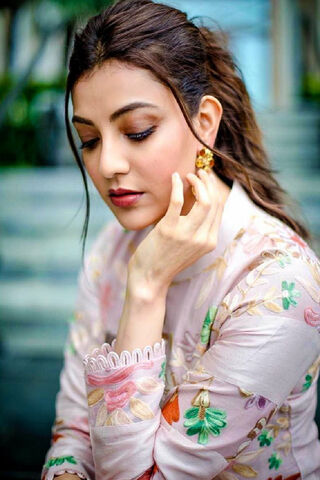 Elegance in Bloom: Kajal Aggarwal's Graceful Style 🌸