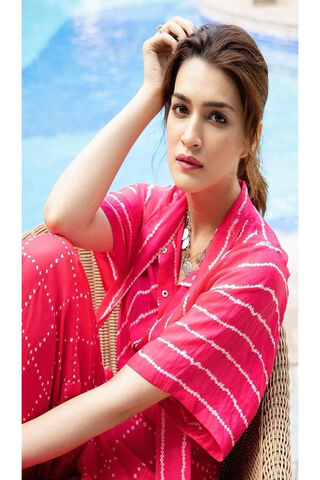 Summer Vibes with Kriti Sanon 🌞