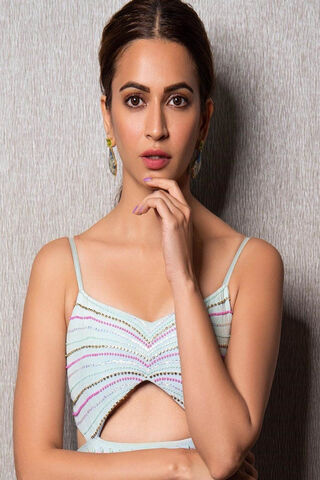 Elegance Personified: Kriti Kharbanda's Stunning Look