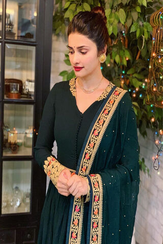 Elegance in Green: Prachi Desai's Stunning Look 🌿✨