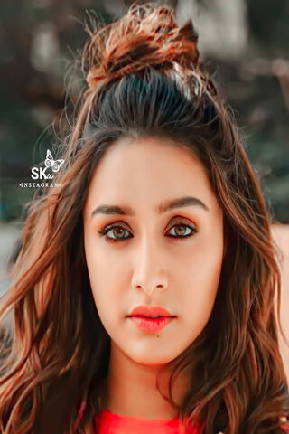 Radiant Charm: The Essence of Shraddha Kapoor 🌟