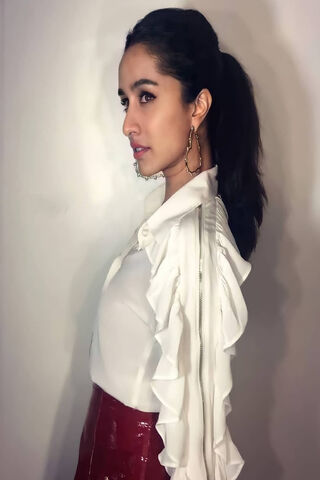 Elegance in Motion: Shraddha Kapoor's Chic Style