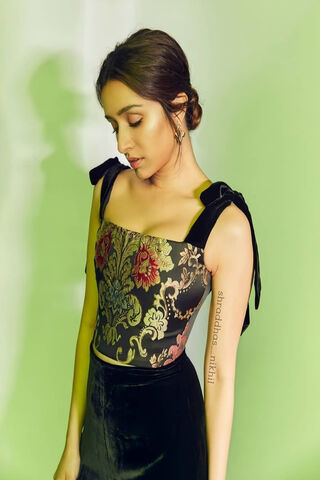 Elegance in Bloom: Shraddha Kapoor's Fashion Statement 🌸