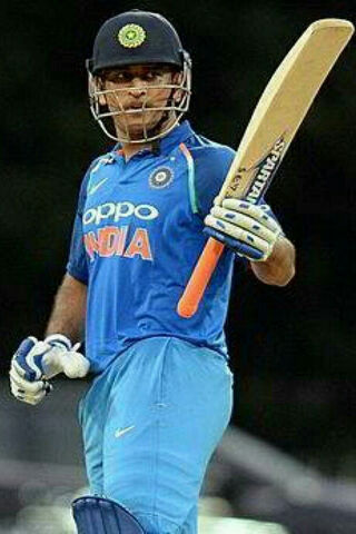 The Captain Cool: MS Dhoni in Action! 🏏✨