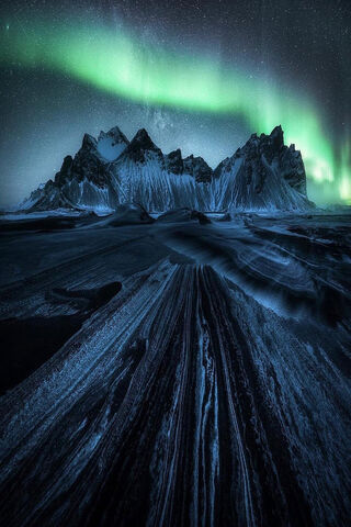Nature's Dance: The Aurora Over Majestic Peaks 🌌✨