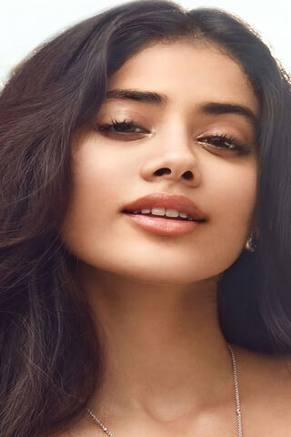 Radiant Charm: The Allure of Janhvi Kapoor ✨