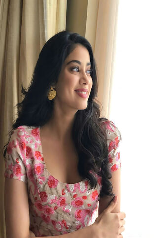 Radiant Elegance: A Glimpse of Janhvi Kapoor 🌸✨