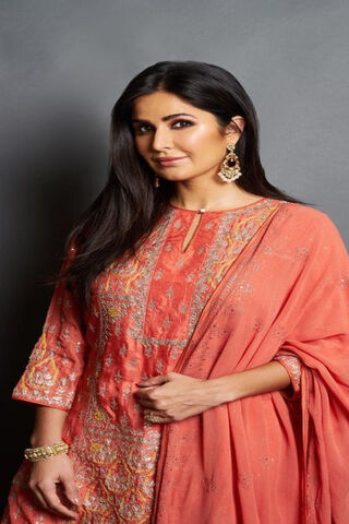 Elegance in Coral: A Fashion Statement