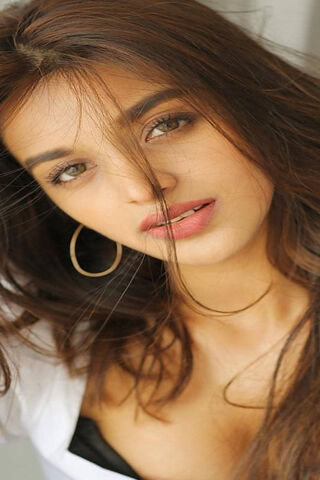 Radiant Charm: The Allure of Nidhi Agerwal ✨