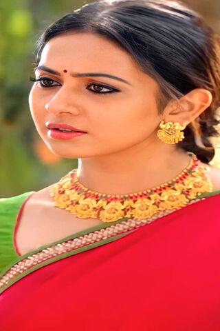 Elegance in Tradition: Rakul Preet Singh Shines in a Vibrant Saree