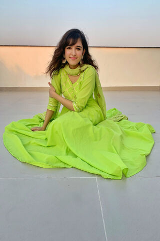 Shirley Setia: A Vibrant Vision in Green 🌟