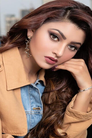 Urvashi: The Epitome of Elegance 🌟