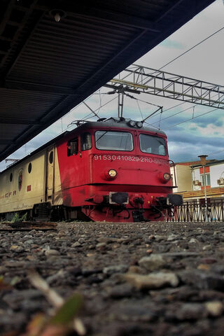 The Bold Journey of 060-EA 829 Alb-Rosu 🚂❤️