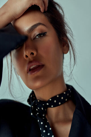 Esha Gupta: The Epitome of Elegance