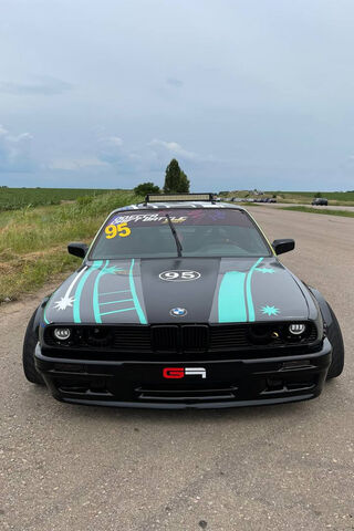 Classic Meets Custom: The BMW E30 Experience 🚗✨