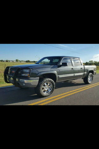 Rugged Power: The Chevrolet Silverado in Action 🚙💨
