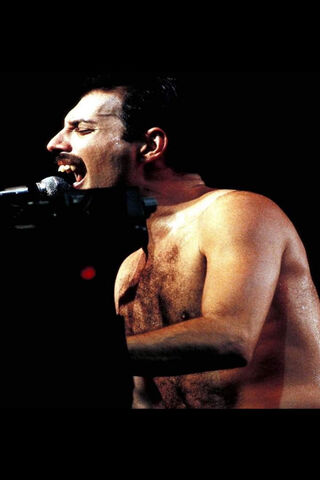 The Iconic Performance of Freddie Mercury 🎤✨