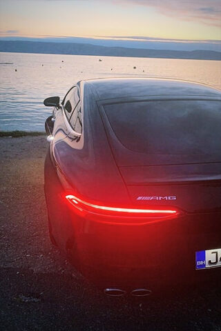 Elegance on the Edge: The Mercedes-Benz Experience 🚗✨