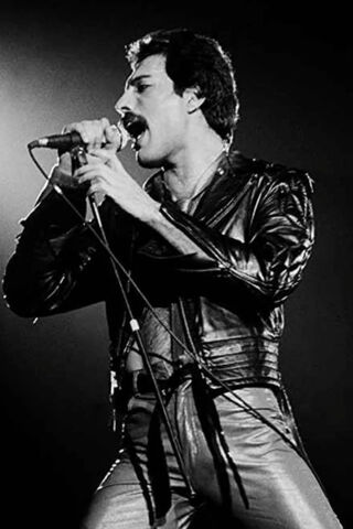 Freddie Mercury: The Iconic Performer of the 80s 🎤✨