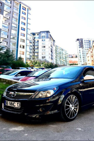 Sleek and Stylish: The Opel Astra in Urban Vibes 🚗✨