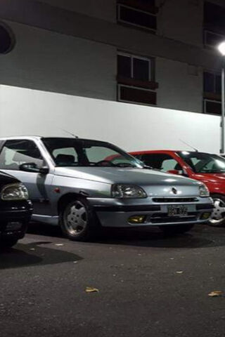 Renault Clio: A Classic in the Night 🌙🚗
