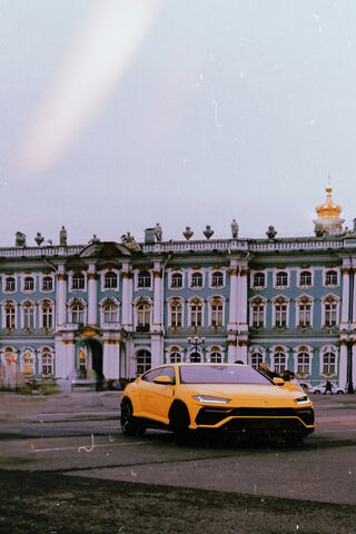 Lamborghini Urus: A Bold Statement in Yellow 🚗✨