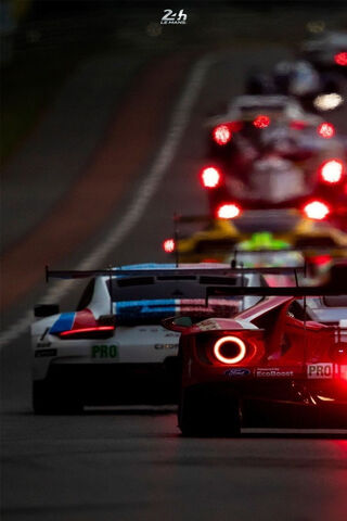 Night Racing Thrills: GT4 Showdown 🌌🏎️