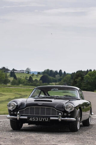 Elegance on Wheels: The Aston Martin DB4 GT 🚗✨