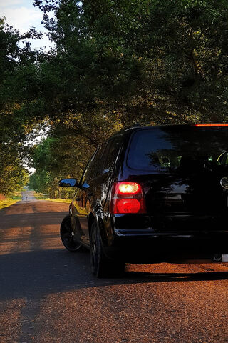 Volkswagen Touran: The Perfect Family Adventure Vehicle 🚗🌳