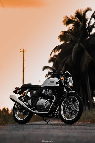 Cruising in Style: The Bullet Royal Enfield 🏍️✨