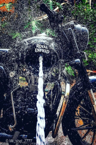 Reviving the Legend: Bullet Royal Enfield in Action! 🏍️💦