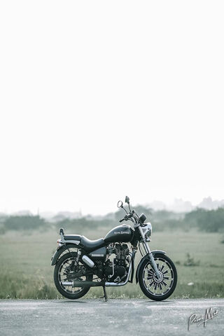 The Timeless Ride: Bullet Royal Enfield 🏍️✨