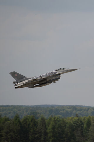 F-16: The Sky's Agile Predator ✈️