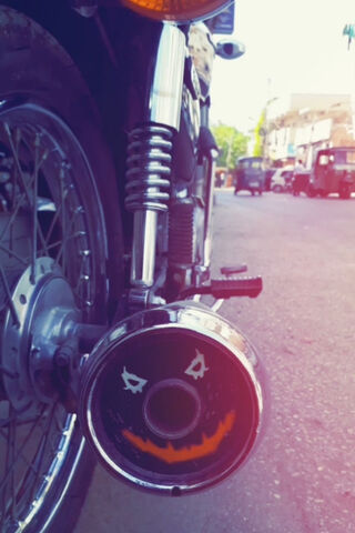 Honda 125: The Charming Ride with a Twist! 🎉