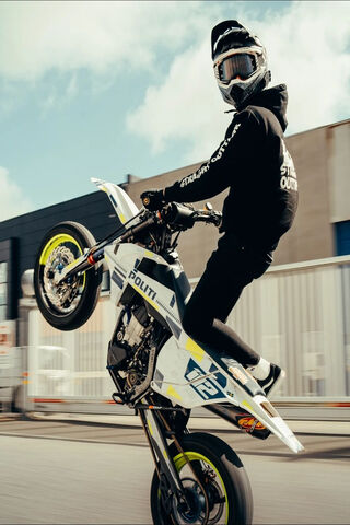 Urban Thrills: The Police Supermoto Experience 🚓🏍️