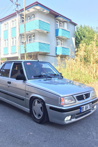 Renault 9 Broadway: A Classic on the Streets 🚗✨