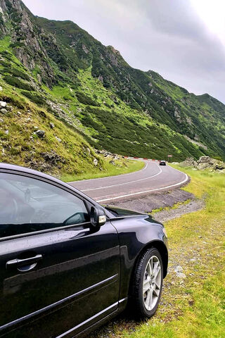 Volvo S40: A Journey Through Nature's Beauty 🌄🚗