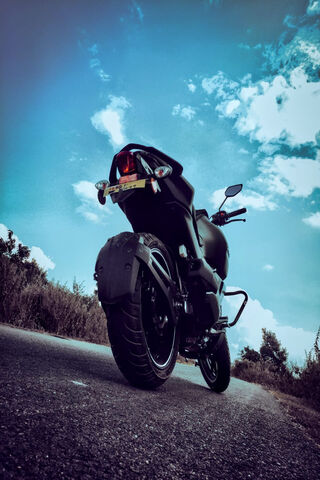 Yamaha FZS V3: The Bold Rear View 🏍️✨