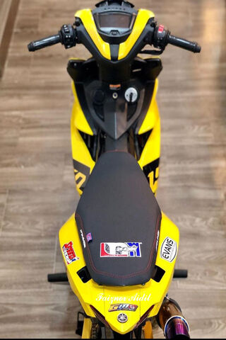 Vibrant Yamaha Y15: The Ultimate Ride! 🏍️💨
