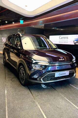 Kia Carens: The Family-Friendly SUV 🚗✨