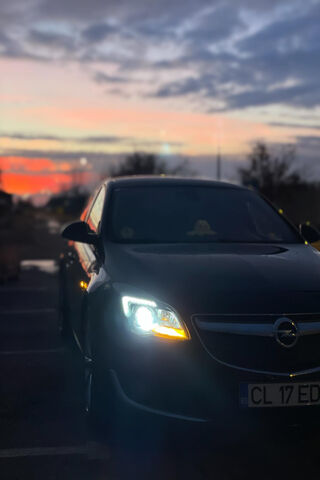 Opel Insignia: A Stylish Ride at Dusk 🌅🚗