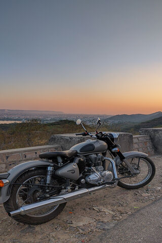 Royal Enfield: The Classic Ride into the Sunset 🌅🏍️