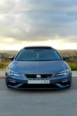 The Sleek Power of the Seat Leon FR 🚗✨